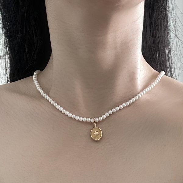 French-style minimalist pearl necklace